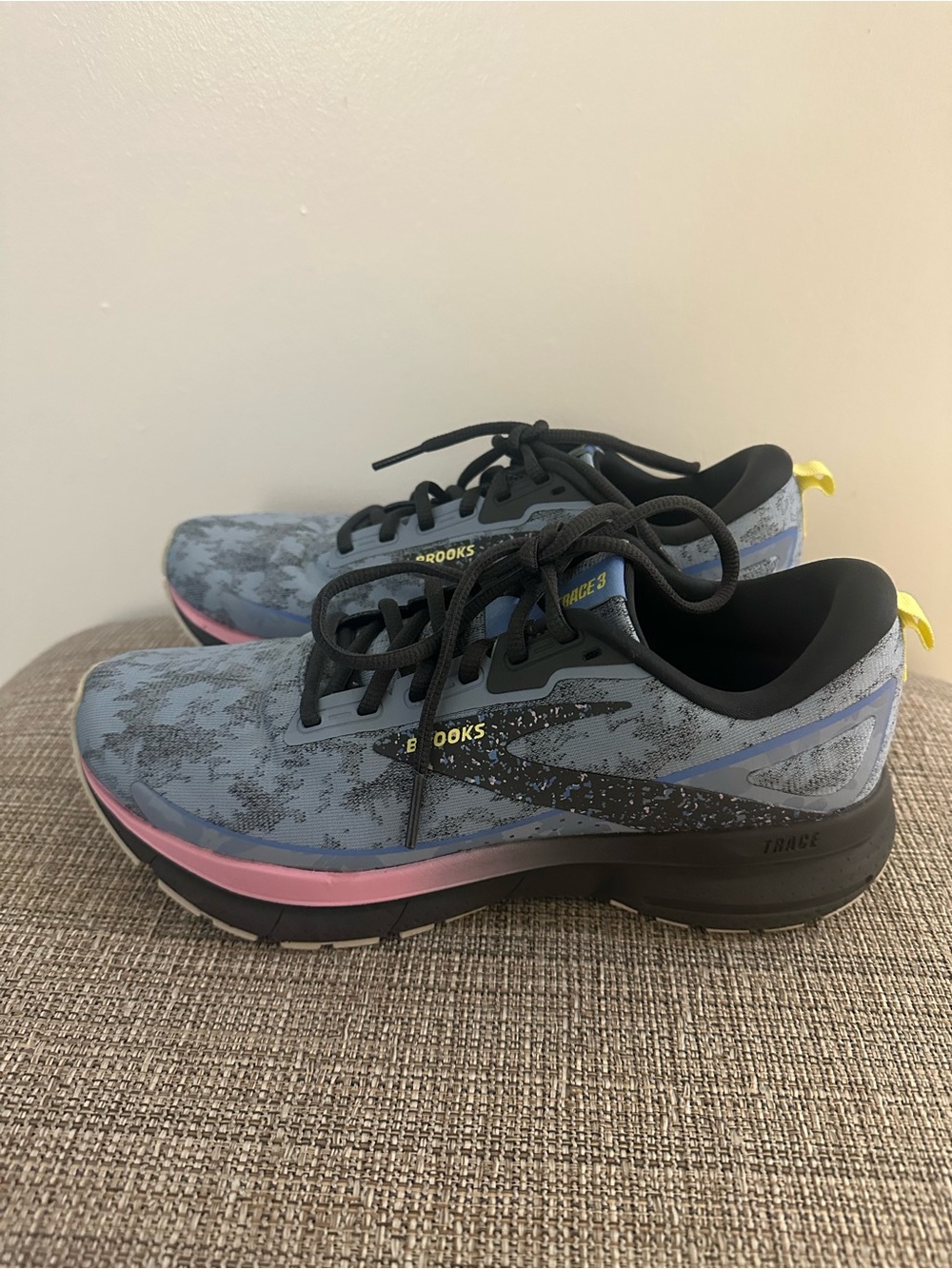 Brooks Women's Gray-Blue Running Sneakers with Pink Accent